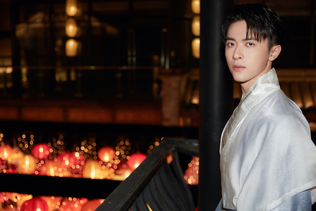 张逸杰担任成都汉服周体验官 拍摄汉服写真玉树临风