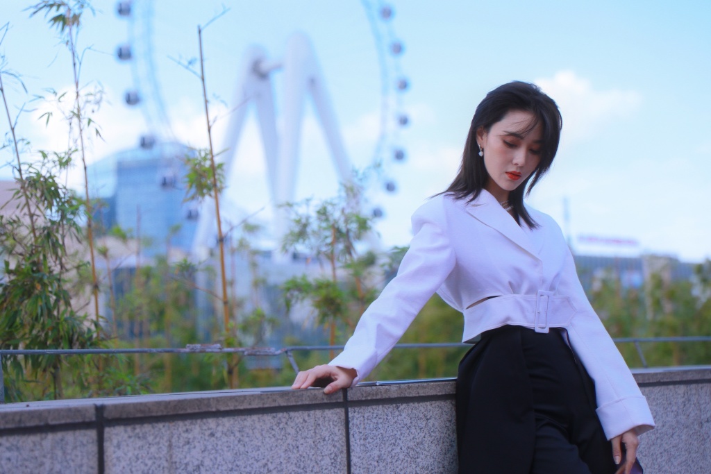 张馨予梦幻摩天轮立冬写真 黑白造型十足都市时髦女郎