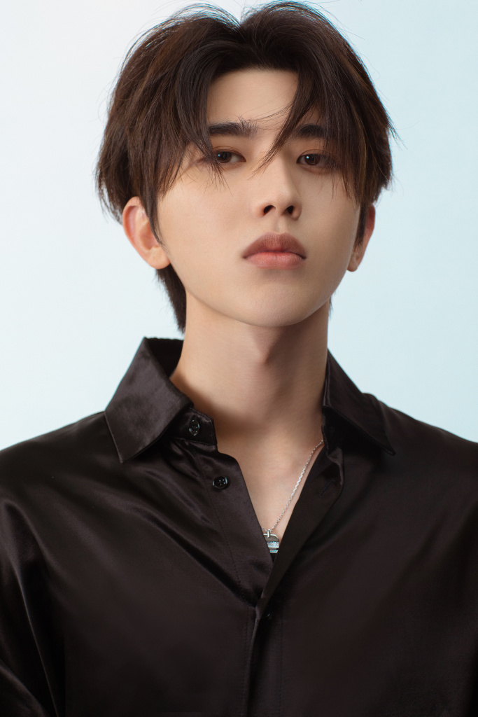 蔡徐坤护肤品牌艺术展造型写真 光影下更显完美侧颜