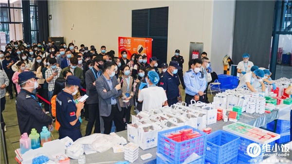　　图为维小饭展位前,参会嘉宾排队体验维小饭