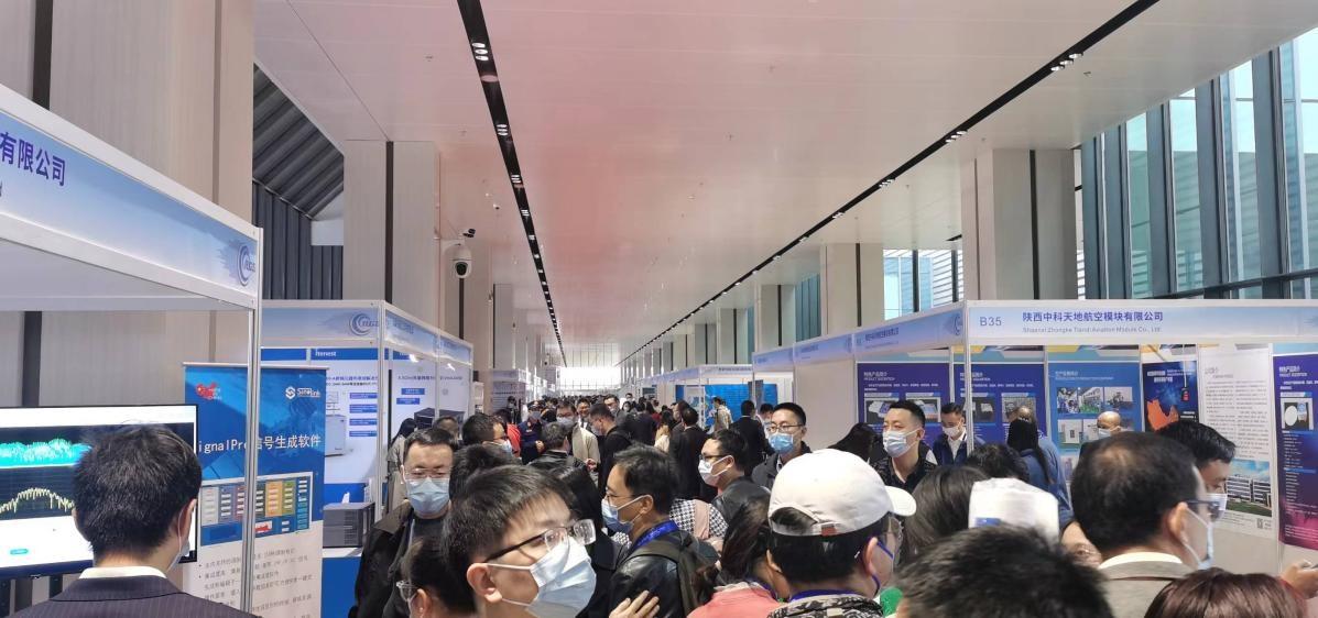 　　图为参观观众