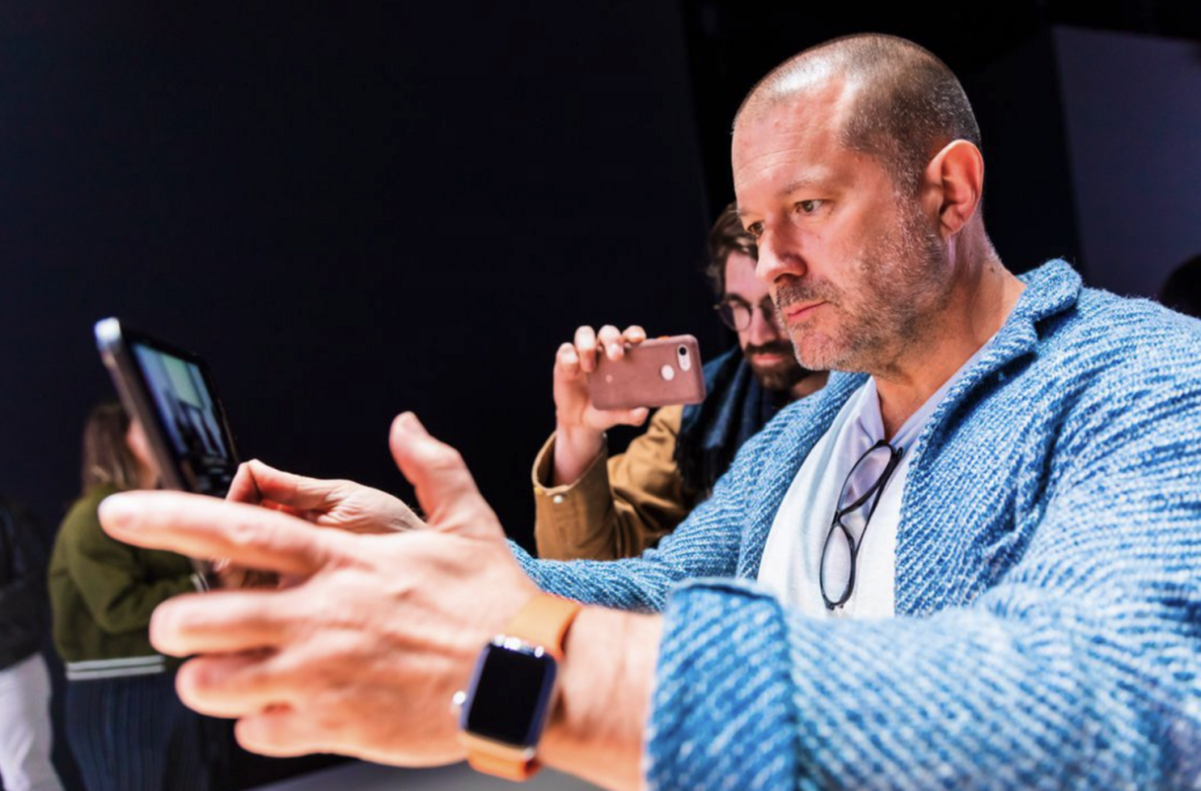 Jony Ive 手腕上的 Apple Watch 是其精心的作品之一|Medium