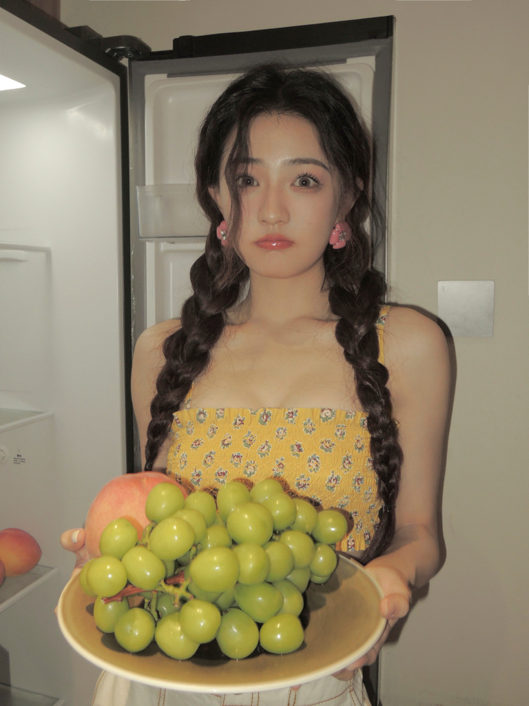 徐璐分享双马尾麻花辫胶片感随拍 变身大辫子精灵美萌十足_高清图集