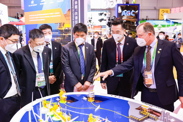 　　威诺德向中国海油领导一行介绍蓬莱油田群绿色能源开发项目沙盘模型