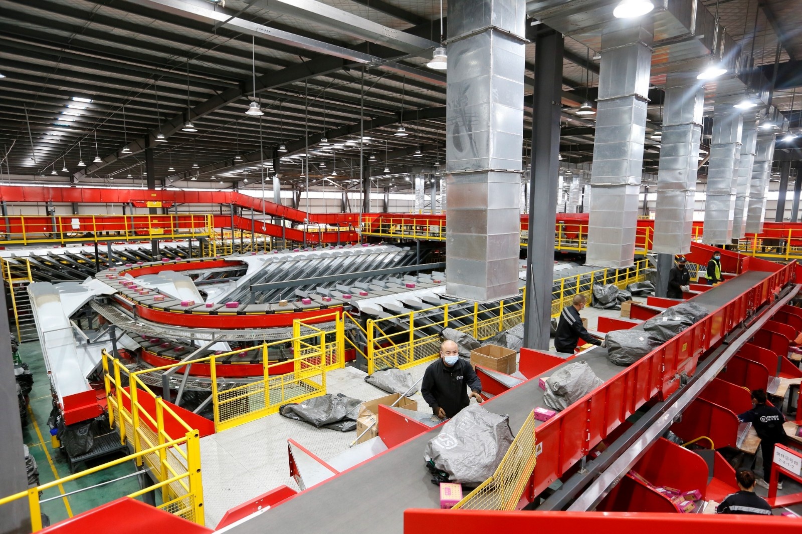 山东省青岛市即墨国际陆港的青岛顺丰华骏分拨中心,全自动智能分拣