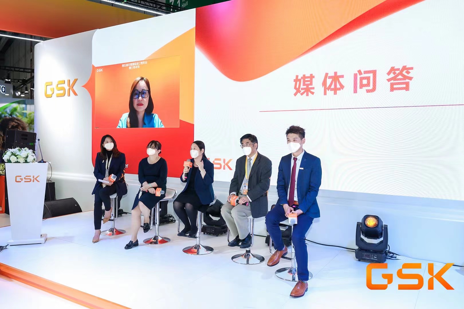 　　与会嘉宾进行圆桌讨论