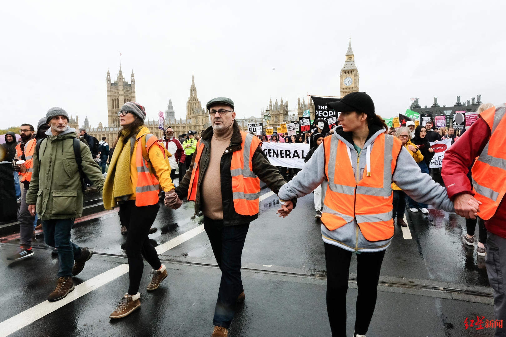 ↑伦敦的抗议者们要求立即进行大选 图据东方IC