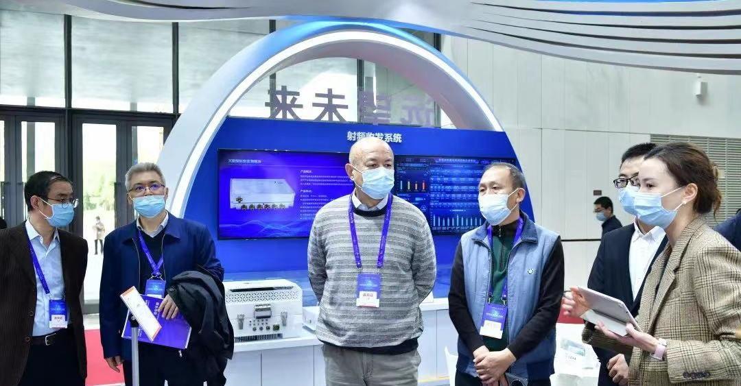 　　图为雷达行业协会左群声理事长一行参观巡视成都远望未来展台
