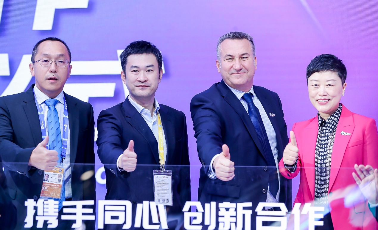 　　(阿里健康与辉瑞中国在进博会签约现场)