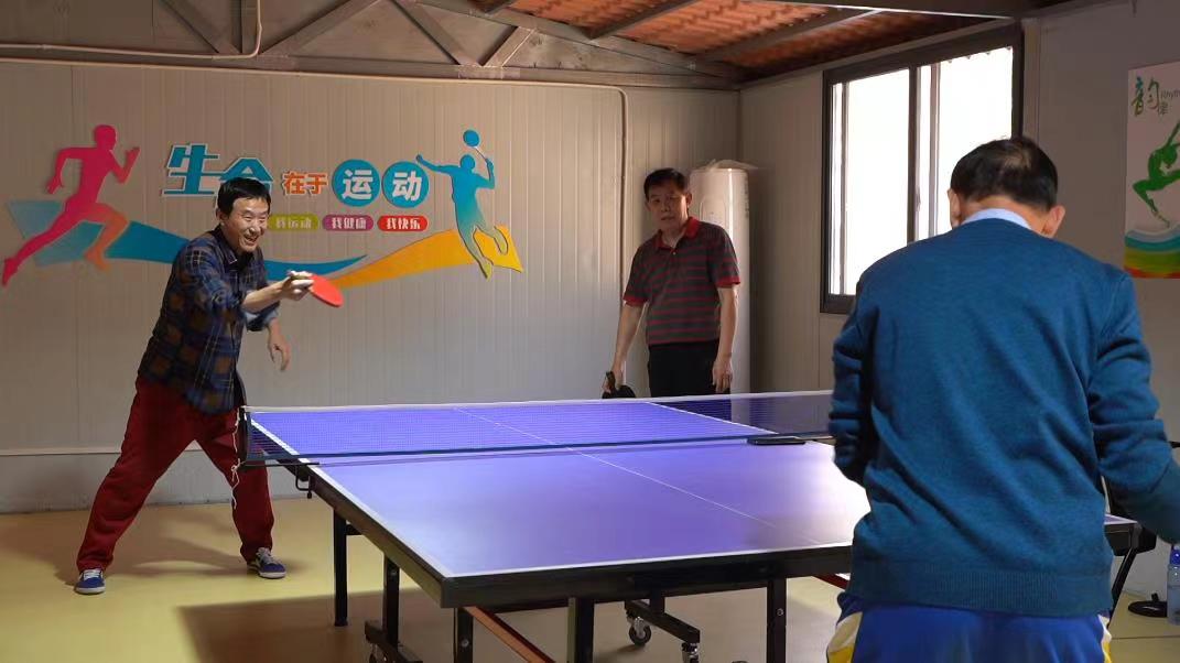 居民在室内健身房打乒乓球
