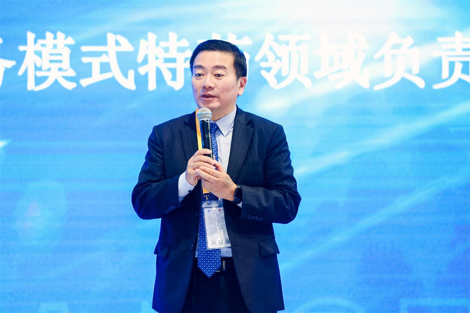 　　罗氏制药中国客户交互业务模式特药领域负责人 陈少峰先生致辞
