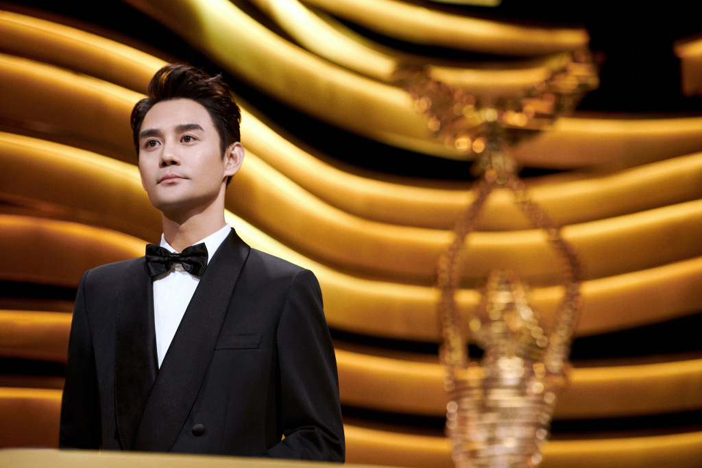 王凯第31届金鹰奖舞台写真西装笔挺帅气爆棚