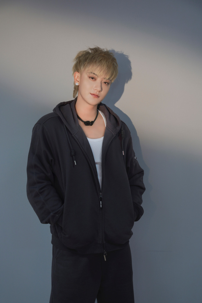 黄子韬晒照分享新发色 显白时尚超级抢眼