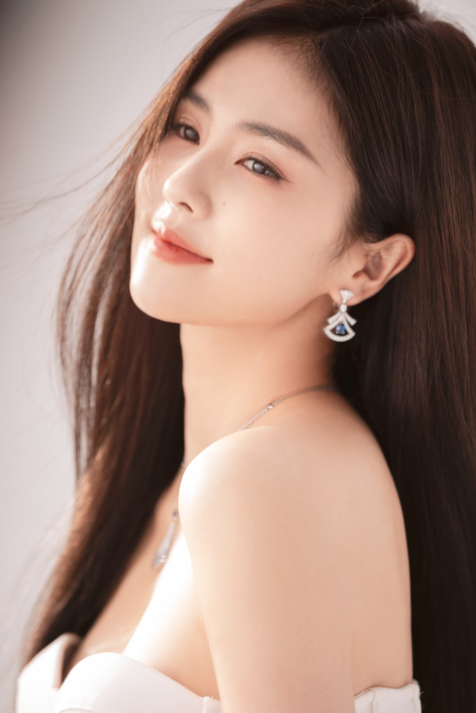 白鹿露肩造型香氛大片 皮肤白皙焕发诱人魅力