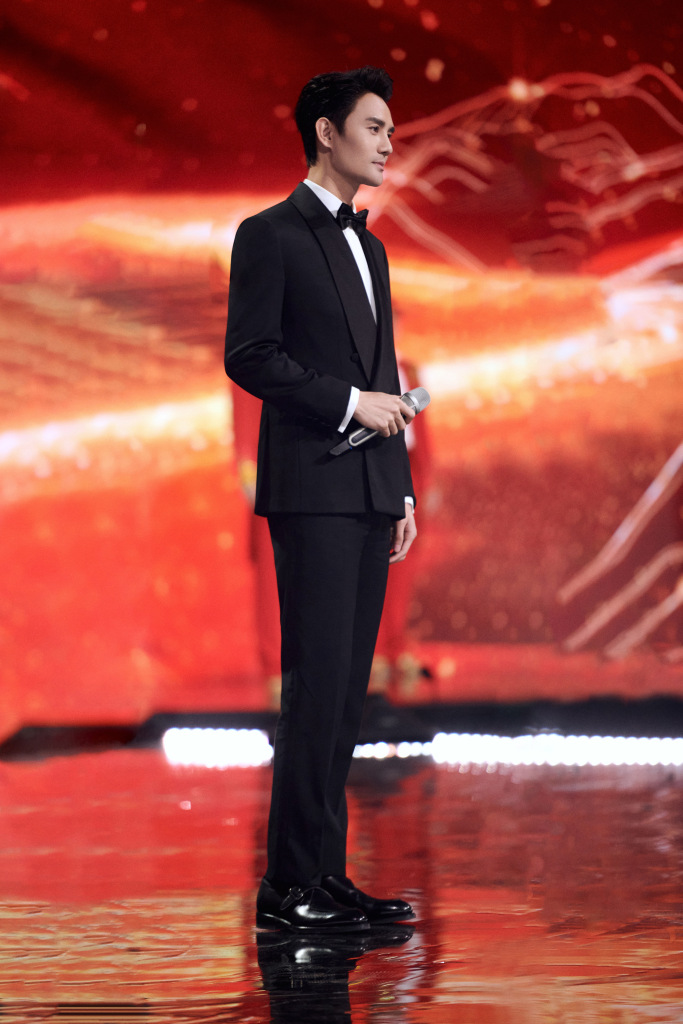 王凯第31届金鹰奖舞台写真西装笔挺帅气爆棚