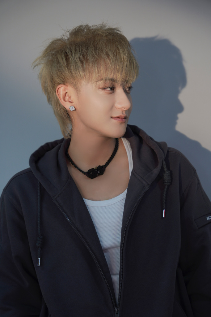 黄子韬晒照分享新发色 显白时尚超级抢眼