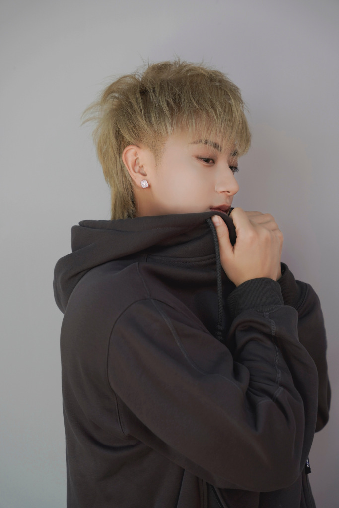 黄子韬晒照分享新发色 显白时尚超级抢眼