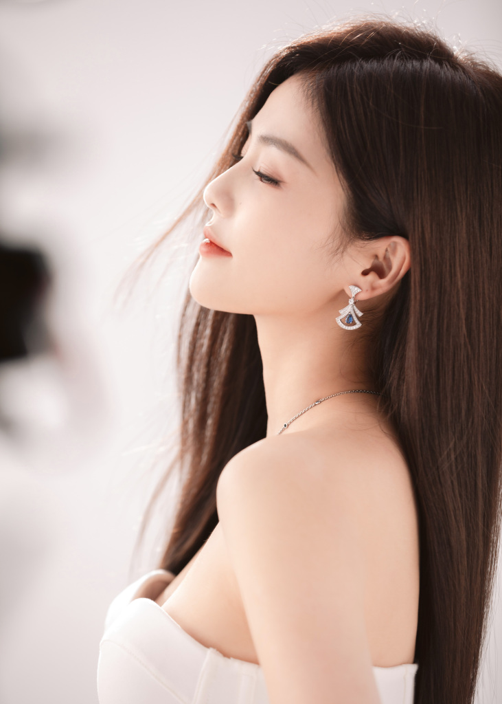 白鹿露肩造型香氛大片皮肤白皙焕发诱人魅力