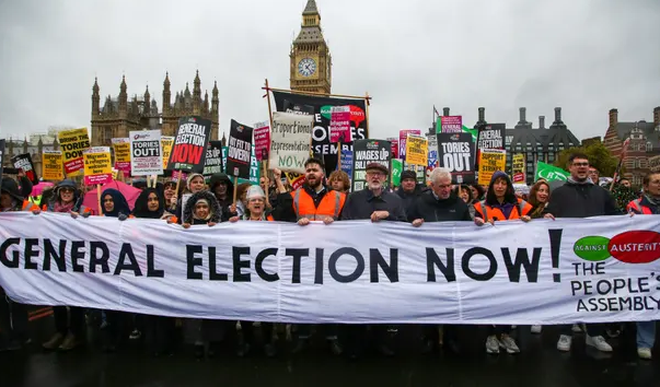 数万英国人聚集在雨中要求立刻进行大选。（图源：社交媒体）