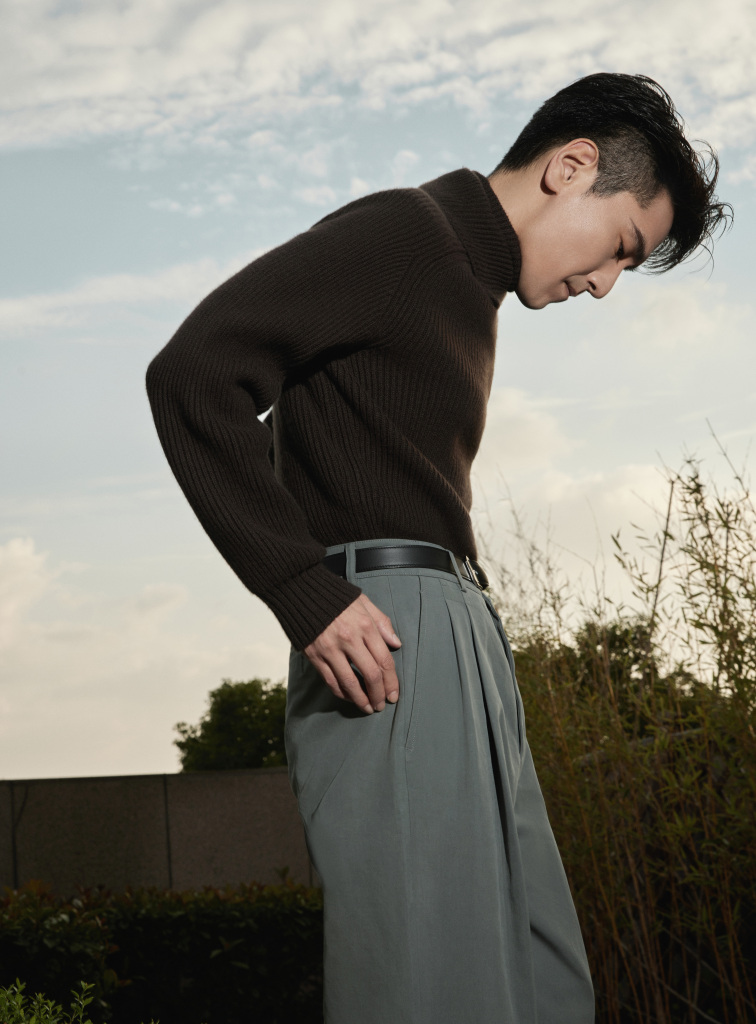 赵又廷高领毛衣造型户外立冬写真 秀腕表气质成熟儒雅绅士__财经头条