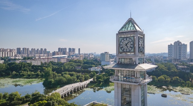 中南财经政法大学文波钟楼(朱俊玮 摄)