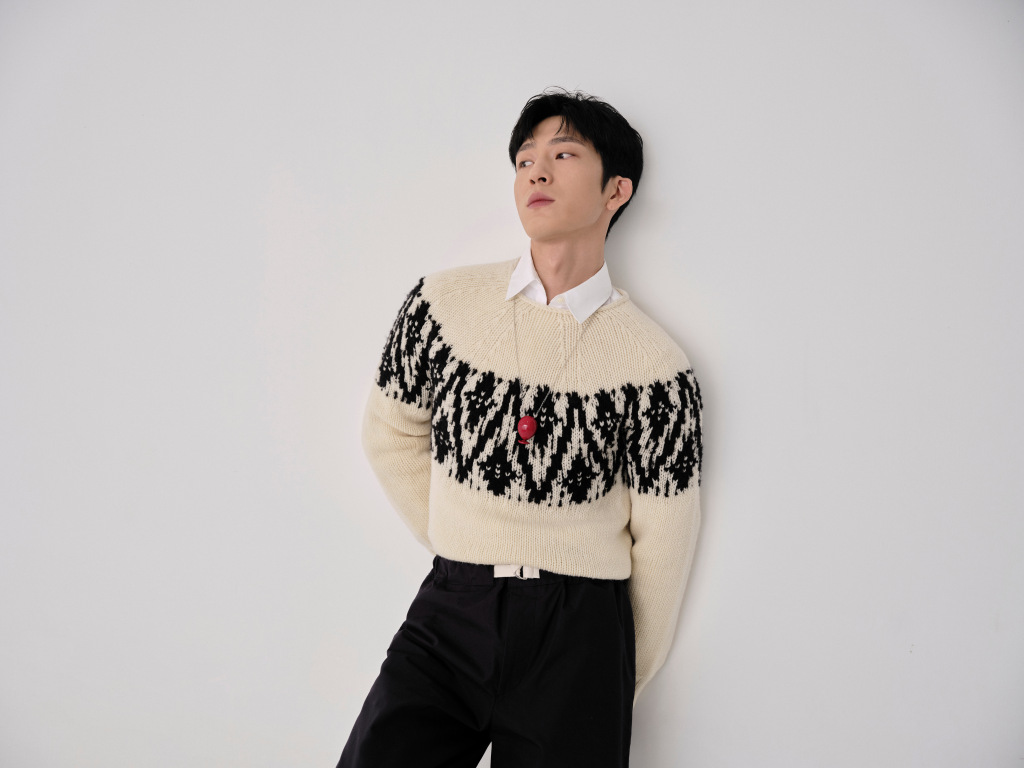 井柏然白色毛衣造型写真 身材挺拔气质干净纯粹_高清图集_新浪网