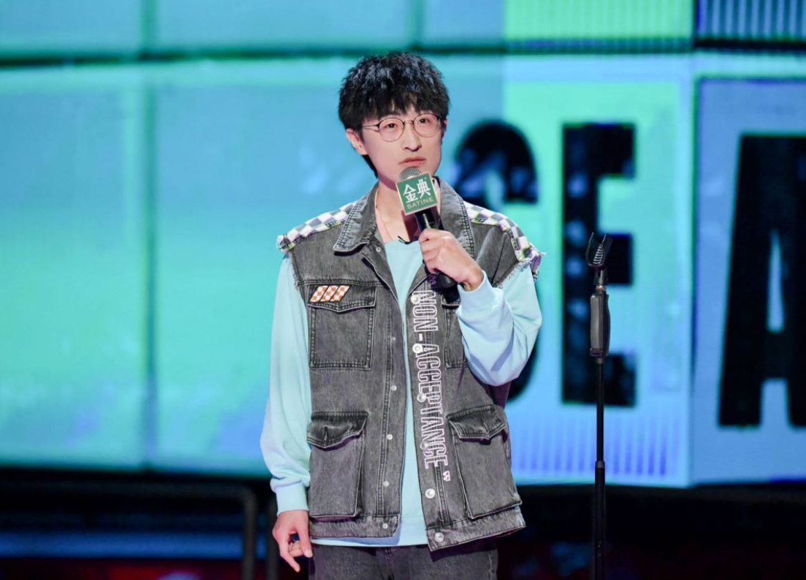 邱瑞讲关于三块九防滑拖鞋的脱口秀.