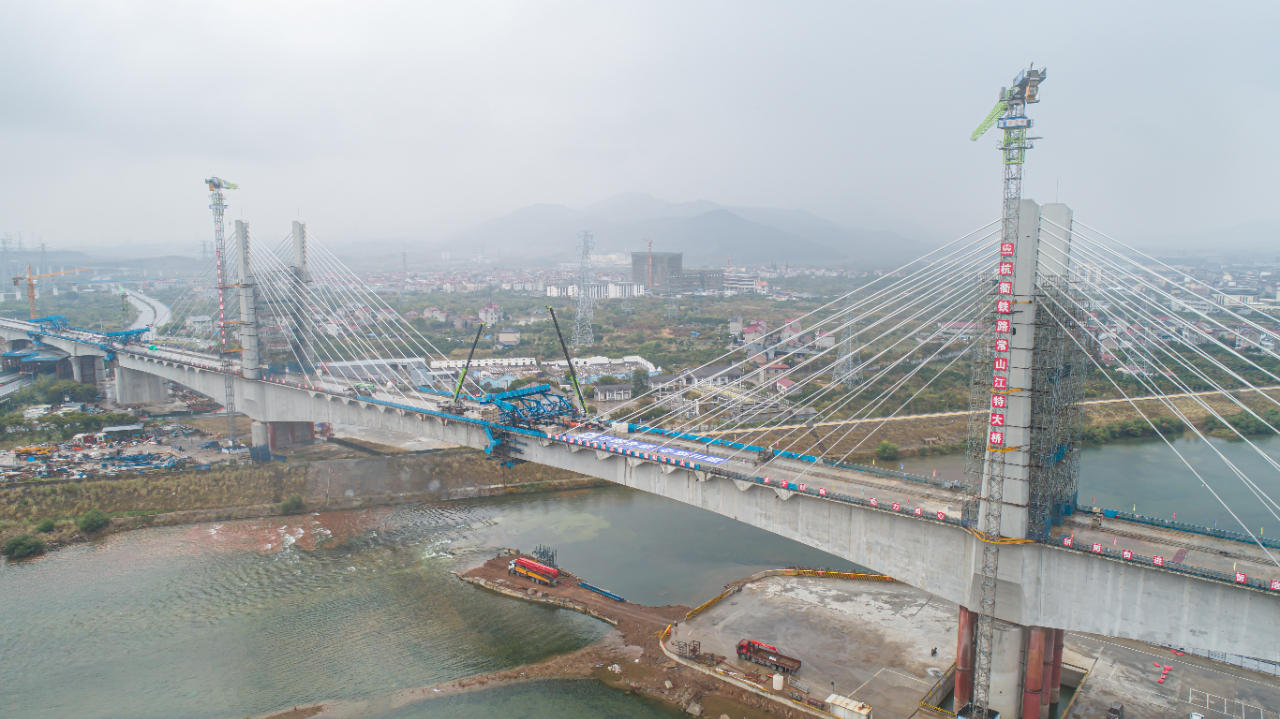国内首座高速铁路大跨径三线矮塔斜拉桥顺利合龙_手机新浪网