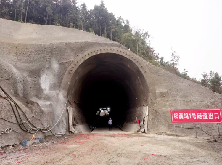 “隧道”金建铁路首座隧道“梓溪坞 1 号”顺利贯通