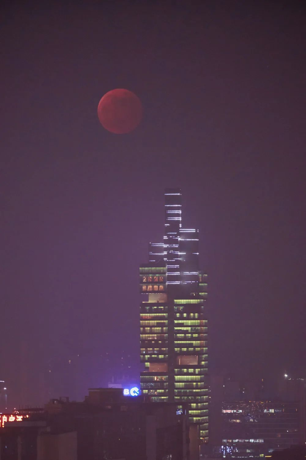 这是11月8日在贵州省贵阳市拍摄的月食景象（多重曝光拍摄）。新华社记者 刘续 摄