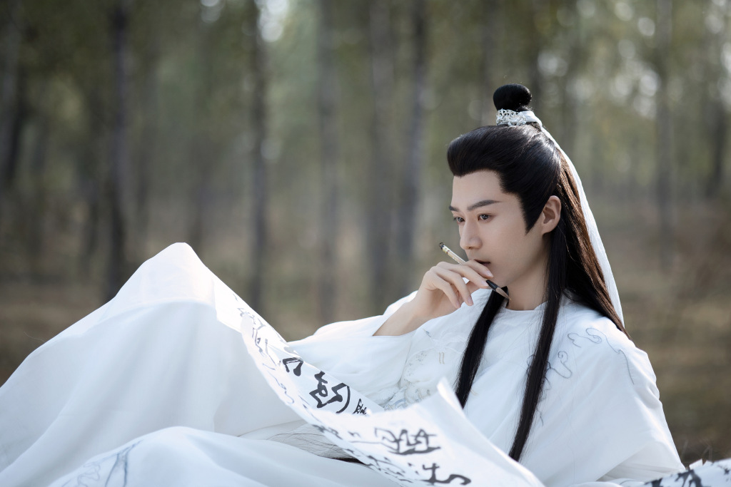 茅子俊发布古风骑马大片 白衣翩翩君子温润如玉