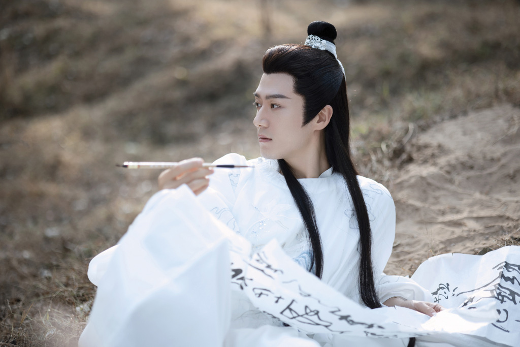 茅子俊发布古风骑马大片 白衣翩翩君子温润如玉