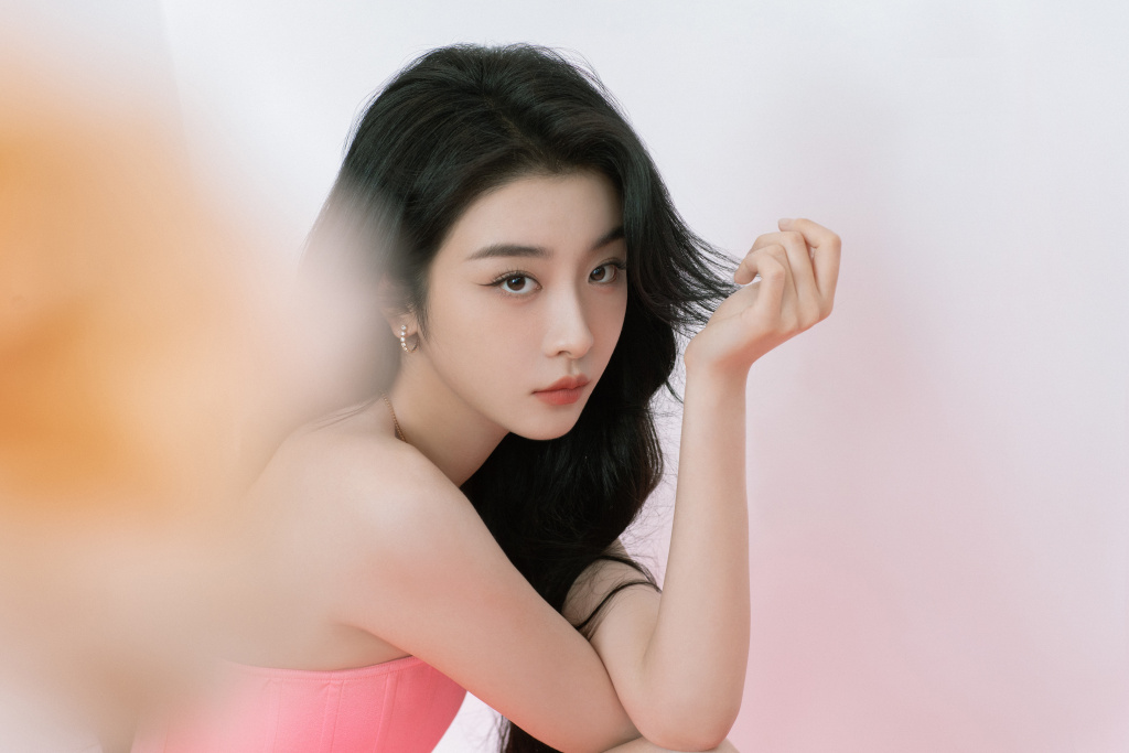 赵小棠红粉佳人礼服大片 皮肤白皙性感娇媚十足