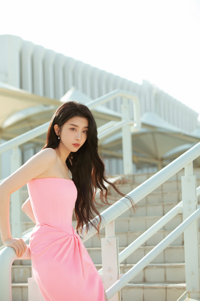 赵小棠红粉佳人礼服大片 皮肤白皙性感娇媚十足