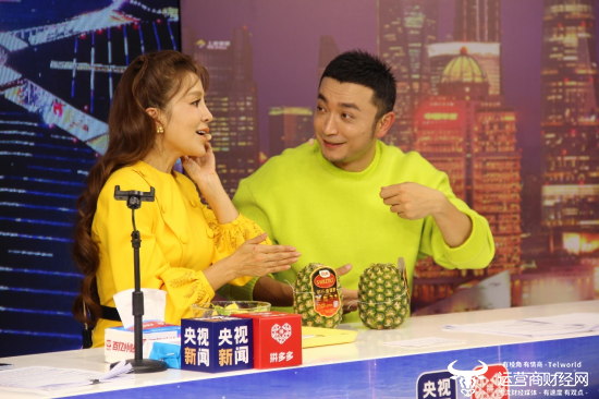▲ 央视主持人朱迅（左）与小尼（右）正在讲解产自菲律宾的金菠萝。张伟 ▏摄