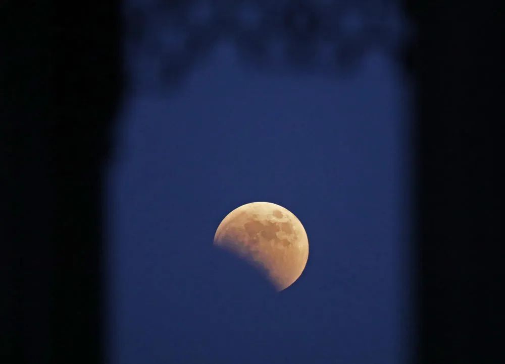 11月8日在江苏宜兴拍摄的月食。新华社发（丁焕新摄）