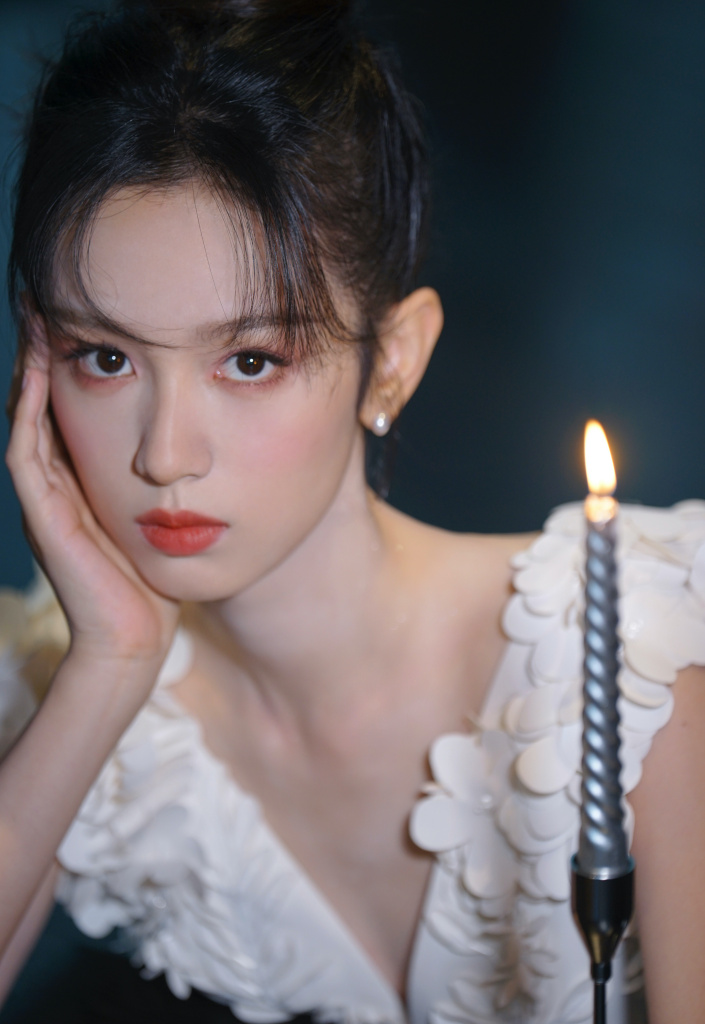 周也出席兰蔻菁纯艺术展 拍摄日落写真似纯欲女神_高清图集_新浪网