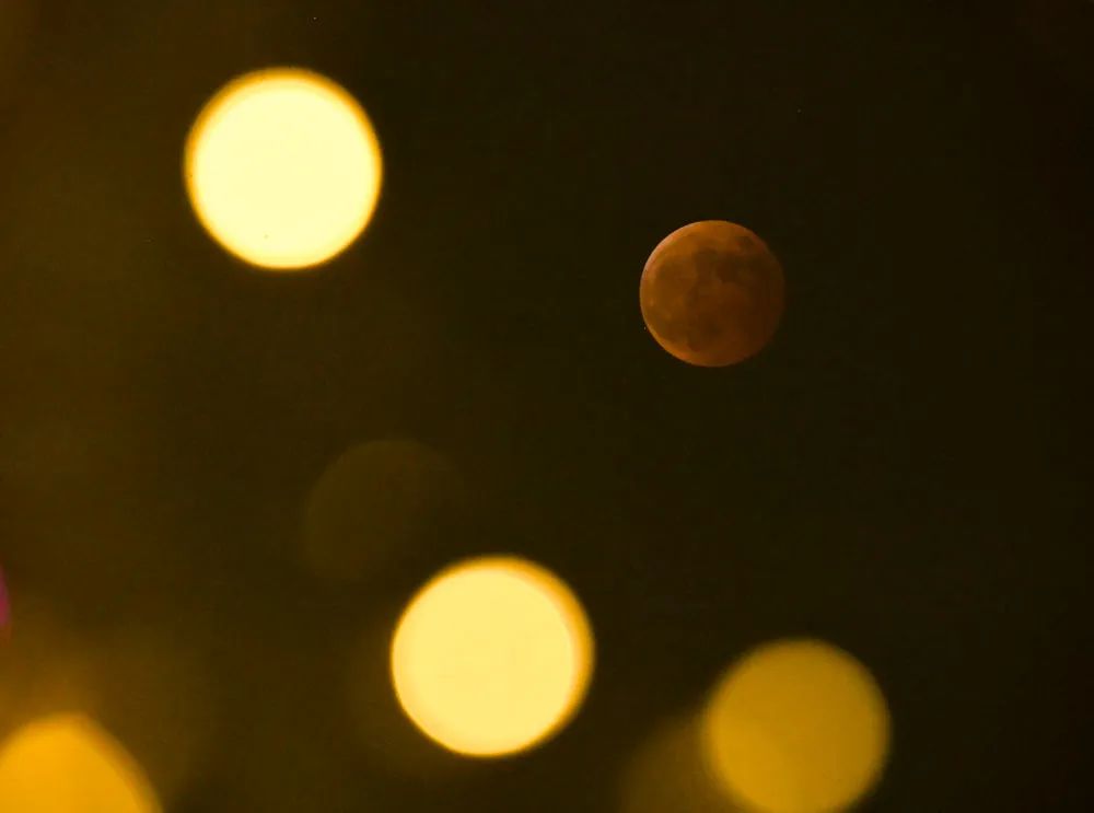 这是11月8日在河北省遵化市拍摄的月食。新华社发（刘满仓摄）