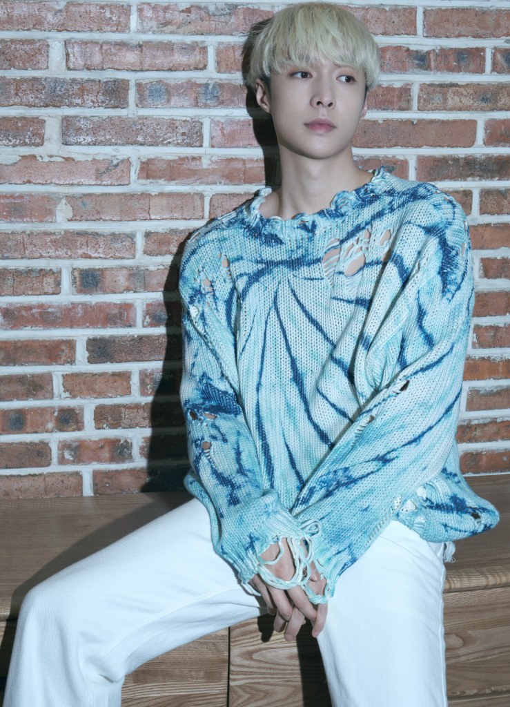 张艺兴分享金发随拍 穿破洞毛衣个性又有型_高清图集_新浪网