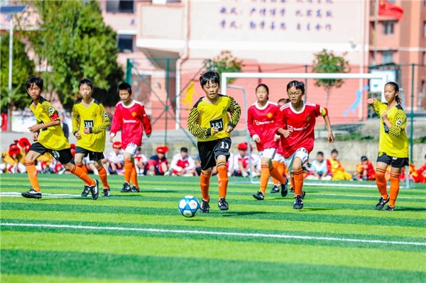 (图:活动现场还举办了在安踏运动场的第一场足球赛)