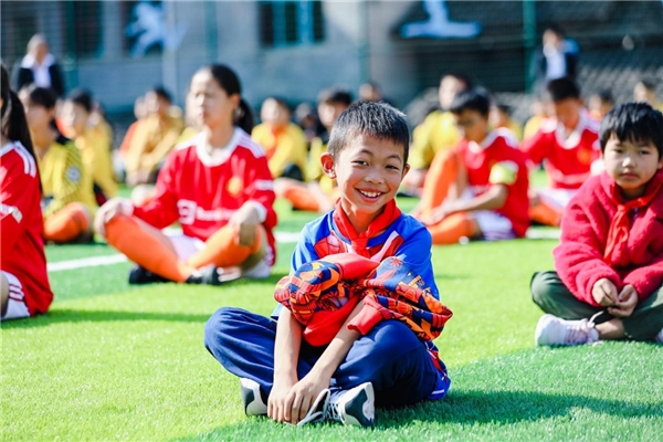 (图:安踏集团将为更多青少年创造更好的运动条件、更专业的运动环境,享受运动的纯粹和美妙)