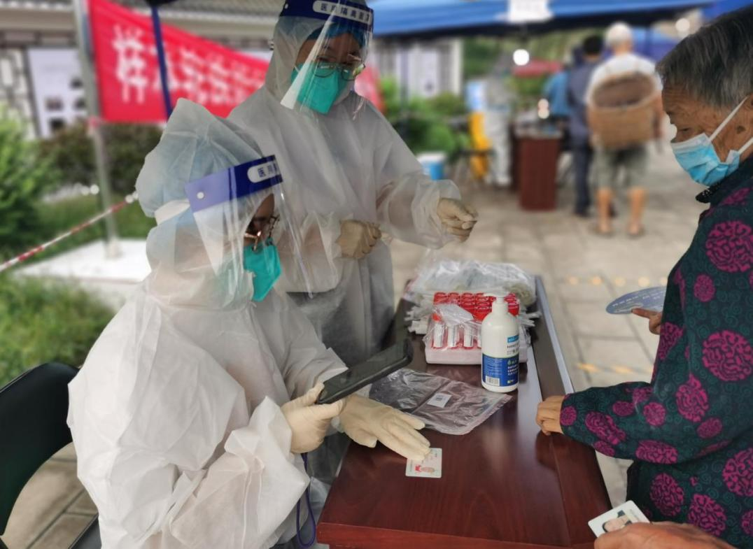 在璧山，重庆移动志愿者支撑当地核酸检测工作