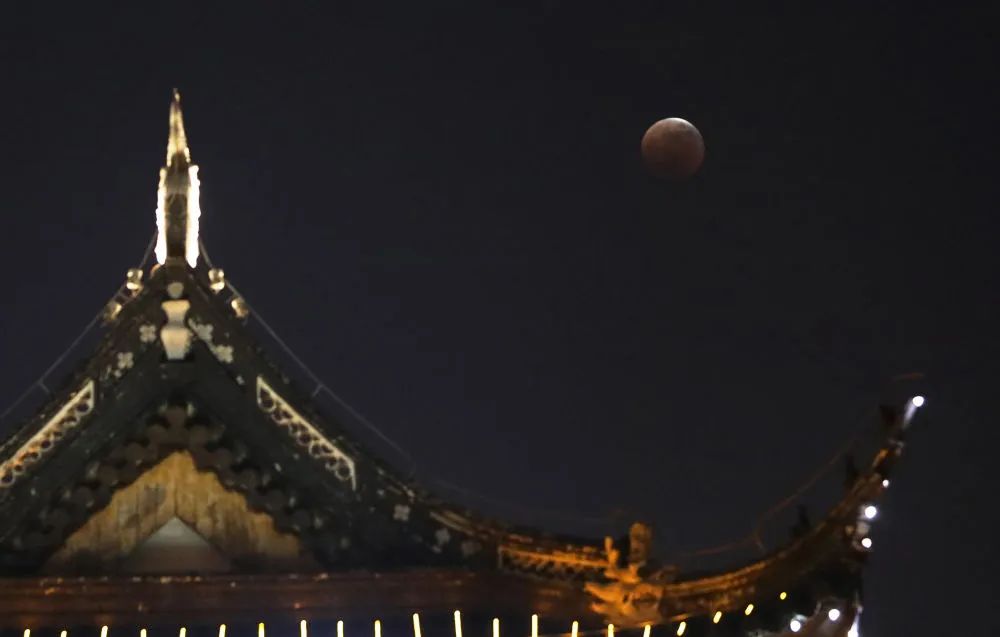 11月8日在江苏苏州拍摄的月食。新华社发（杭兴微摄）