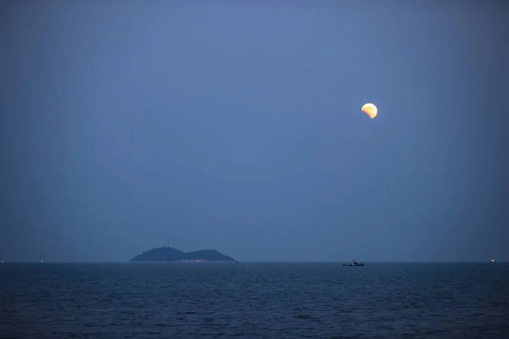 这是11月8日在江苏省连云港市赣榆区拍摄的月食。新华社发（司伟摄）