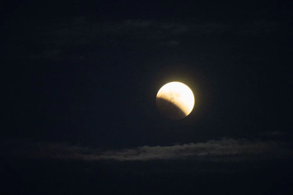 11月8日在浙江省温岭市拍摄的月食。新华社发（徐伟杰摄）