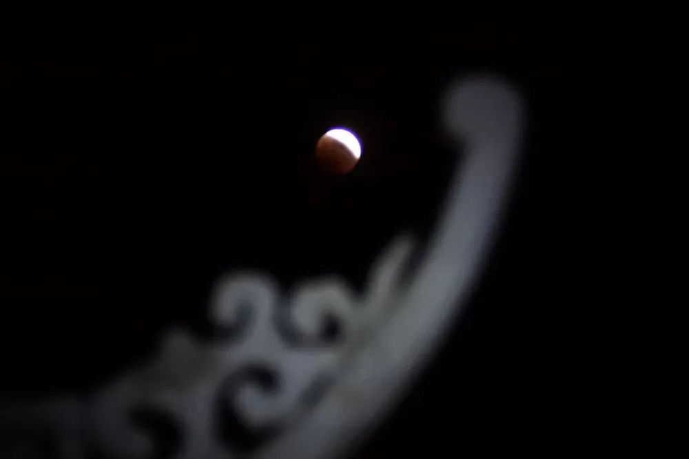 这是11月8日在黑龙江省牡丹江市北山公园拍摄的月食。新华社发（张春祥摄）