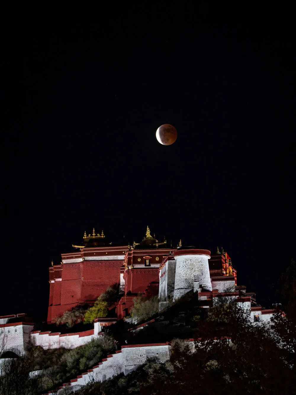 这是11月8日在拉萨拍摄的月食。新华社记者 姜帆 摄