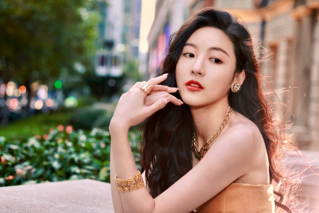 孙芮分享港风写真风情万种 黄色抹胸礼服配大波浪卷发_高清图集_新浪