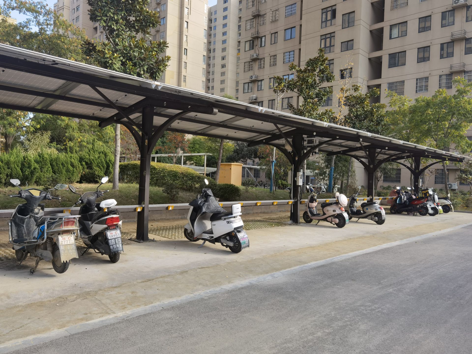 太阳能充电车棚亮相凤凰城小区|电动车_新浪财经_新浪网