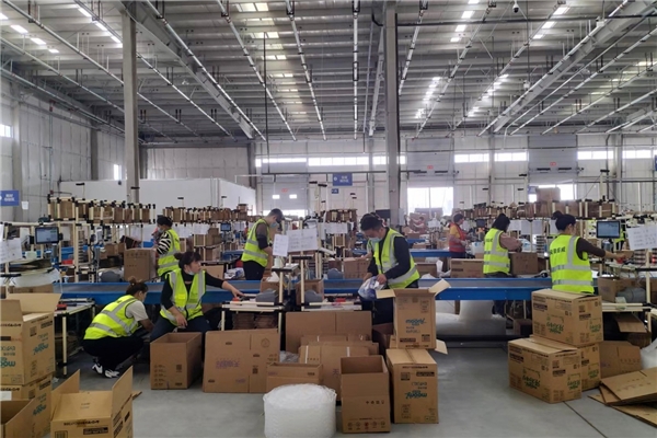 图|菜鸟合肥保税仓内打包场景